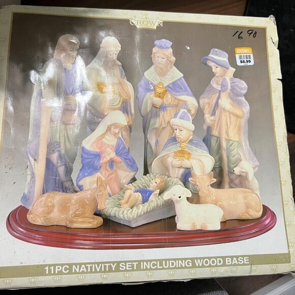 Vintage 11-Piece Nativity Set‎ With Wood Base By Crown Accents - Picture 9 of 16